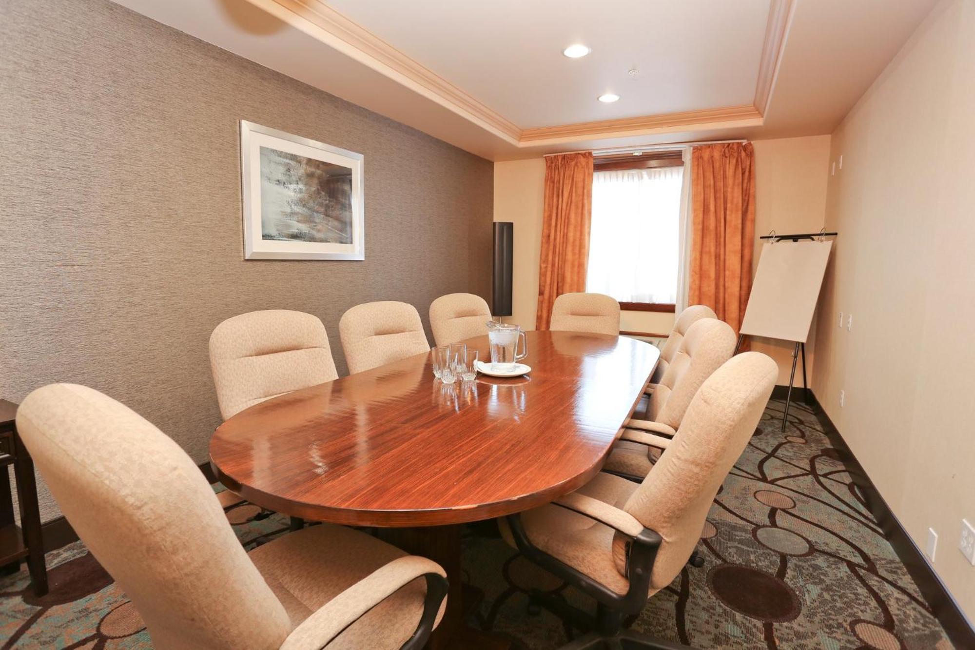Holiday Inn Express Hotel & Suites Vernon By Ihg Zewnętrze zdjęcie